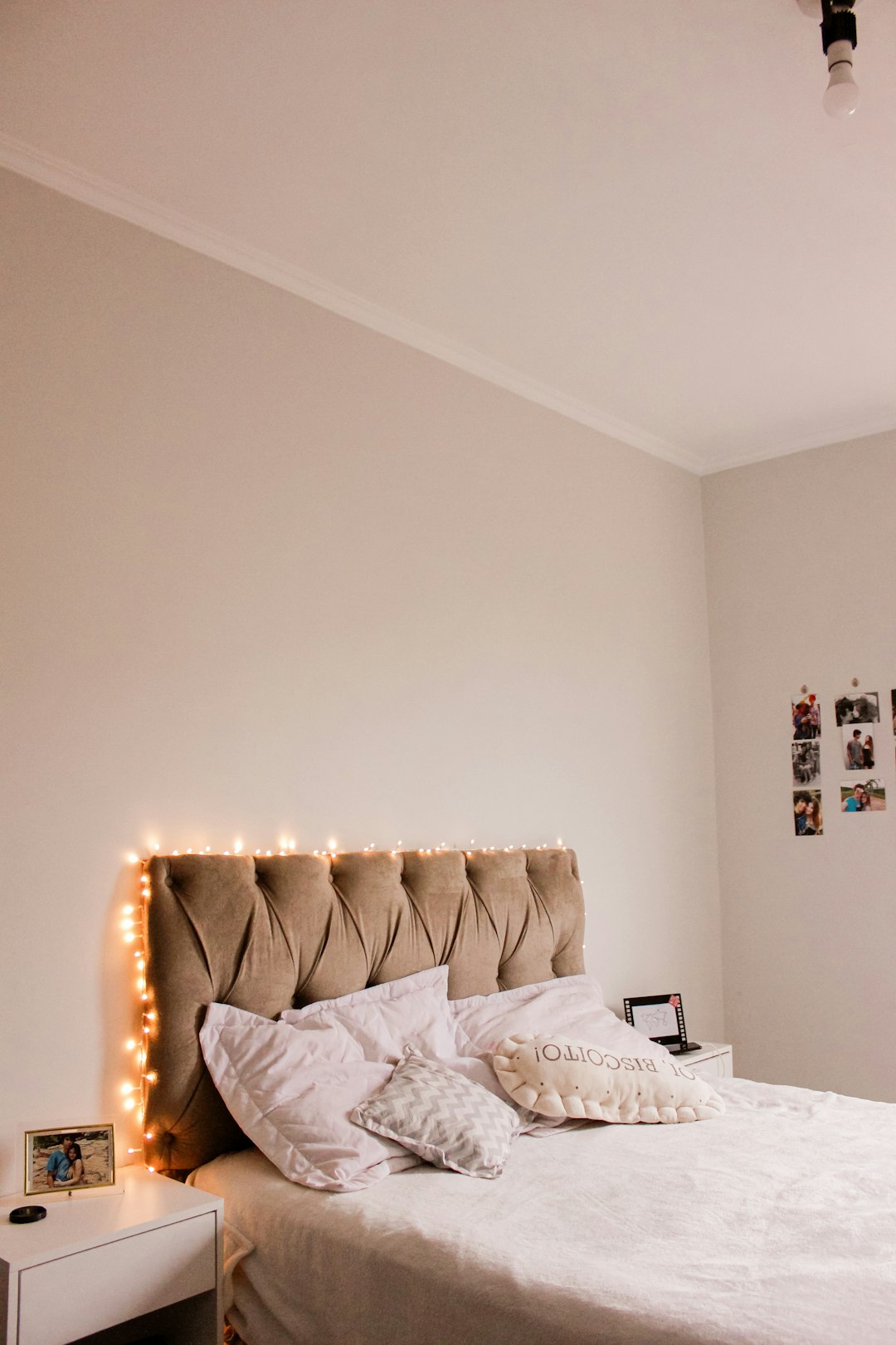 Pinterest-style grey bedroom with layered linen bedding and macrame wall art