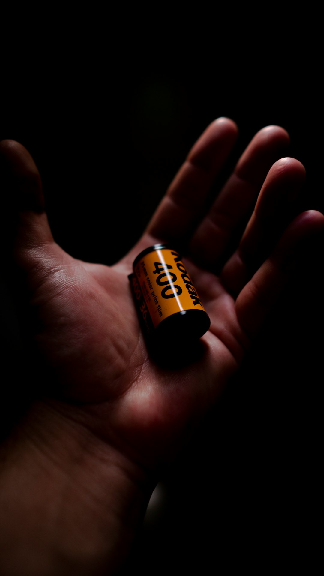 Cellule de batterie lithium-ion tenue entre les doigts