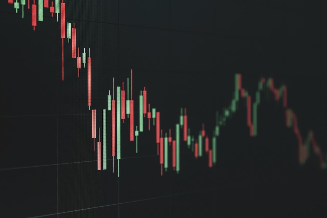 Lantai bursa saham modern dengan layar data keuangan