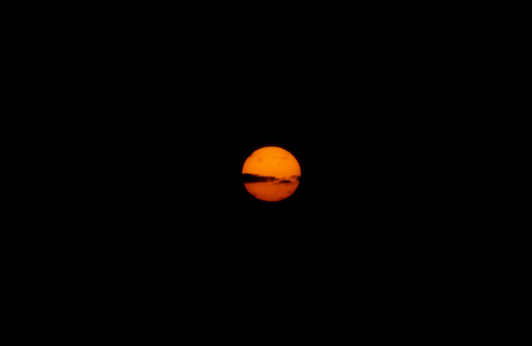 太陽の表面と宇宙空間の広大な景色
