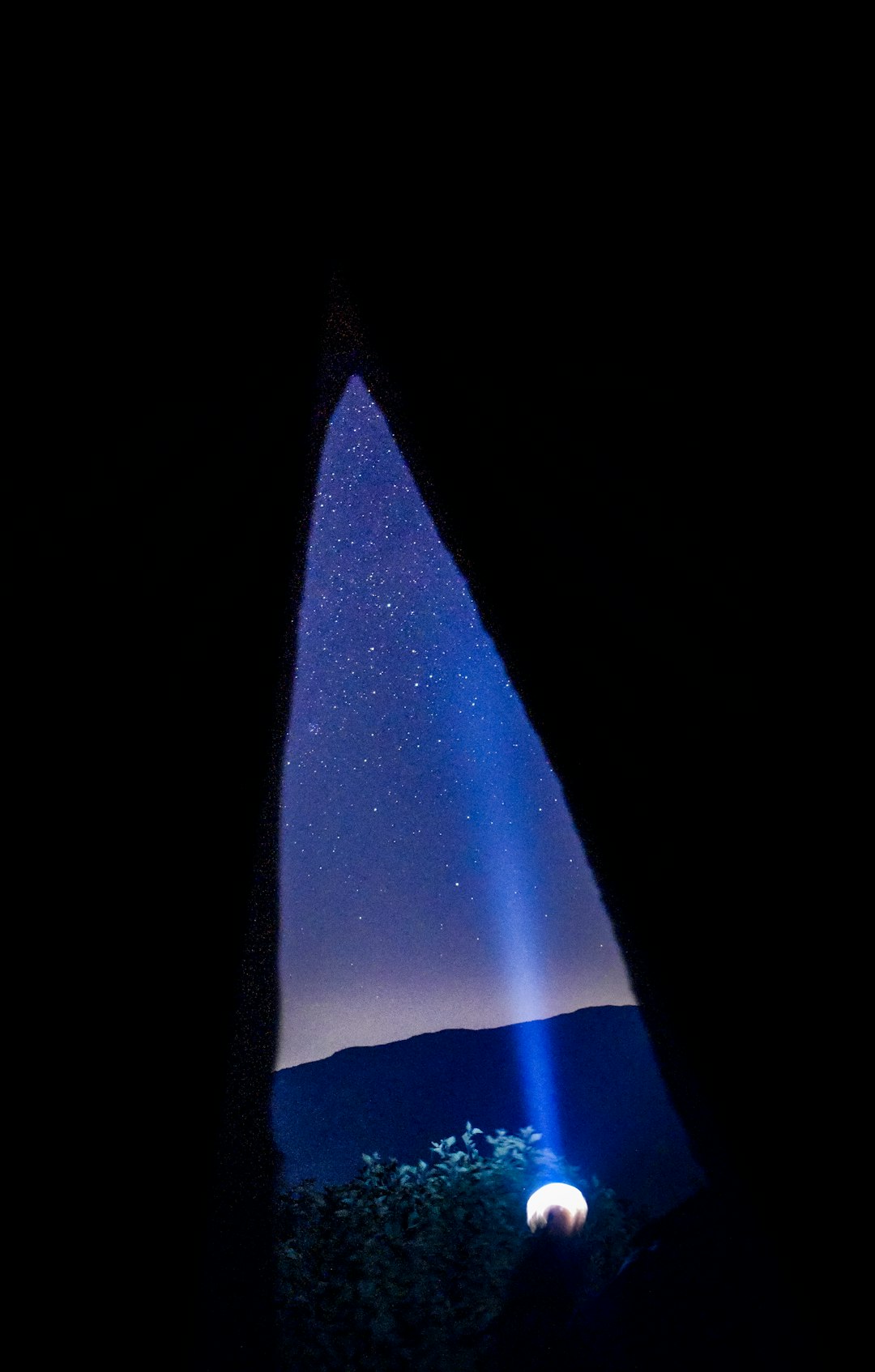 Silhueta humana contemplando o céu noturno estrelado