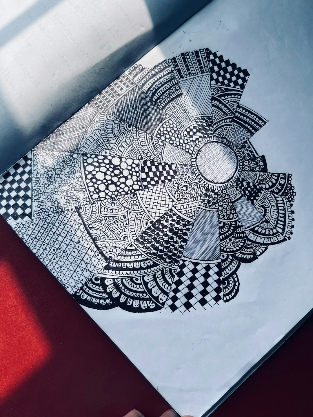 Página de caderno coberta de rabiscos e padrões geométricos