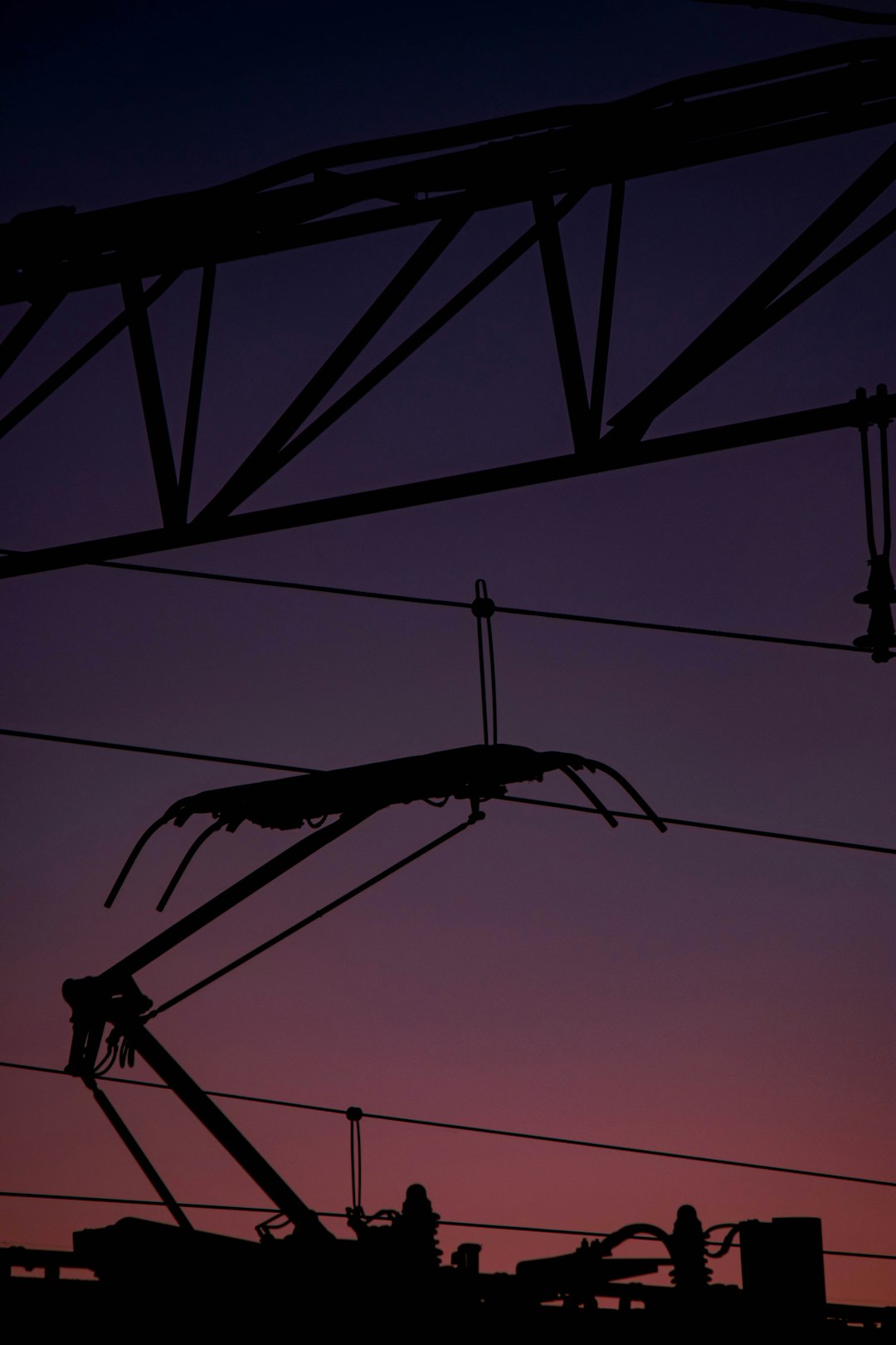 Canteiro de obras do futuro ao entardecer com robôs e humanos