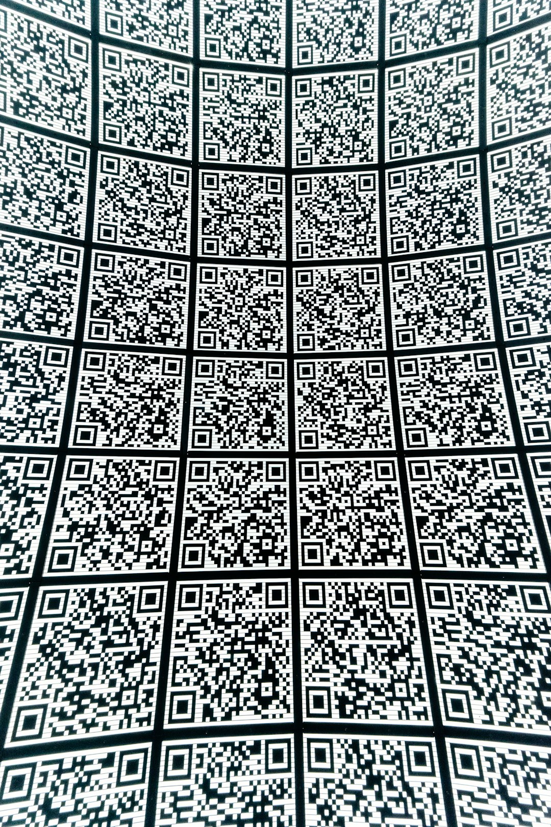 Kode QR dicetak di atas kertas tua di permukaan kayu