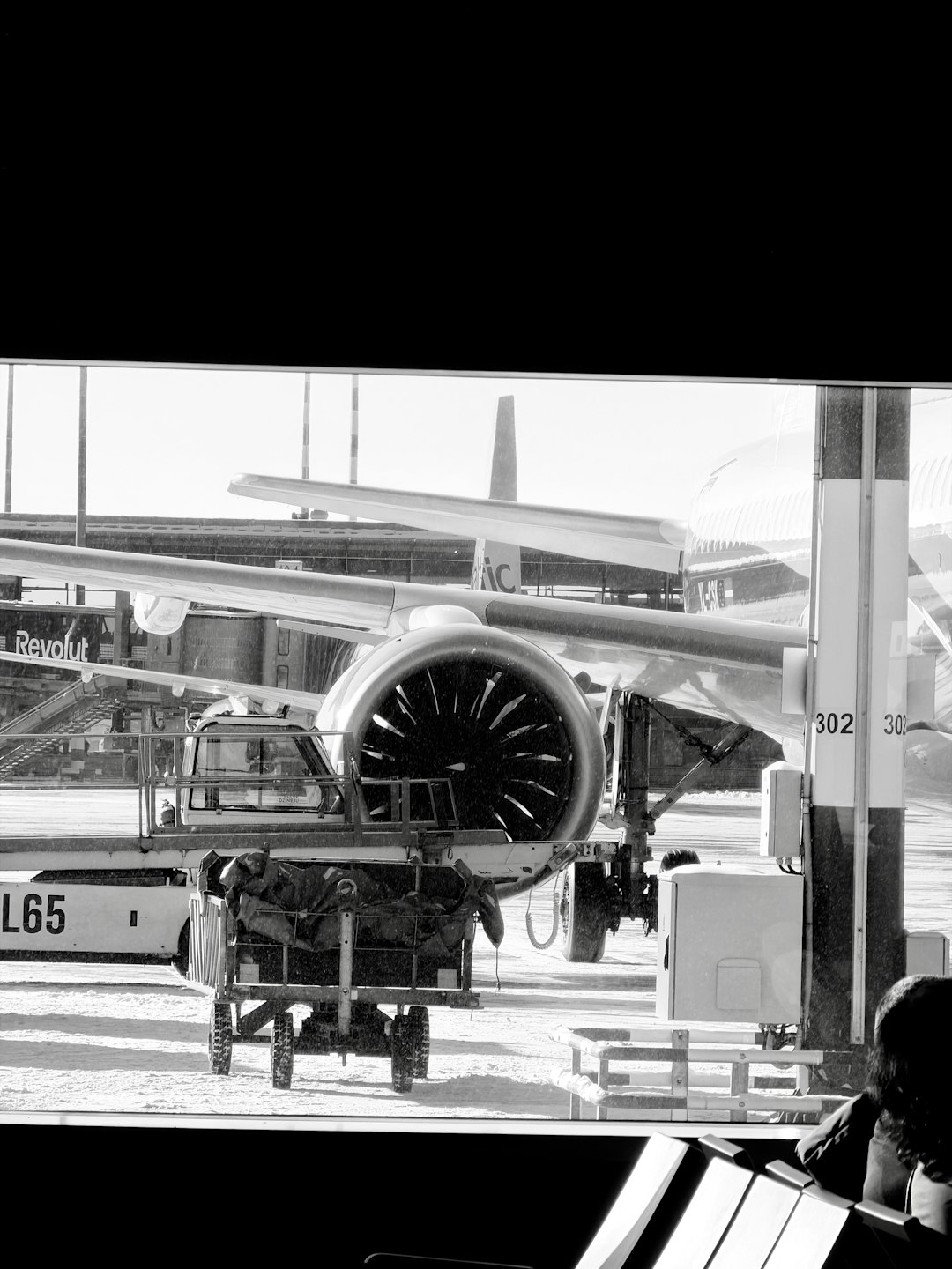 Spiral putih di tengah mesin jet pesawat di landasan