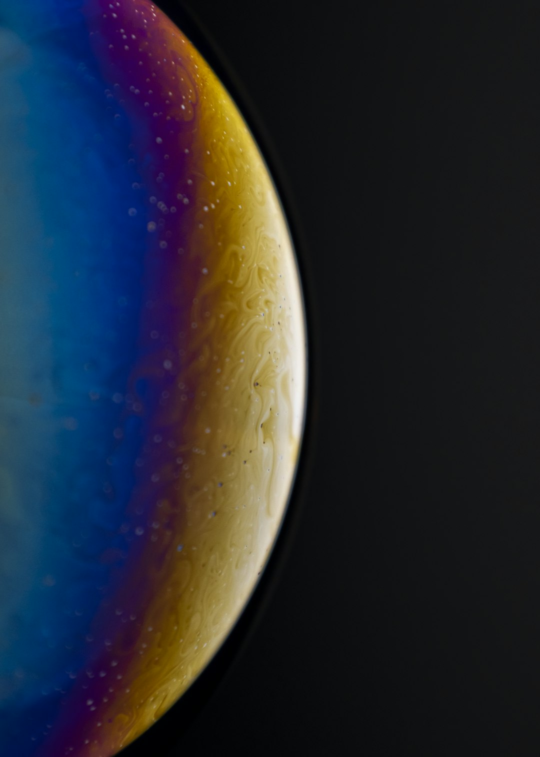 宇宙空間に浮かぶ金星の縦長イメージ