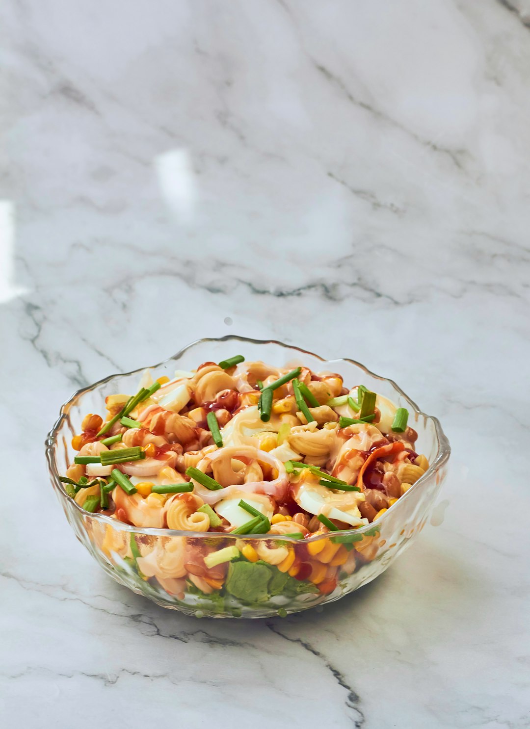 Semangkuk salad Mediterania dengan kacang dan sayuran segar