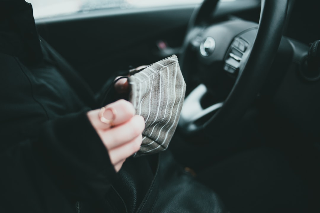 رخصة قيادة جديدة في يد صاحبها