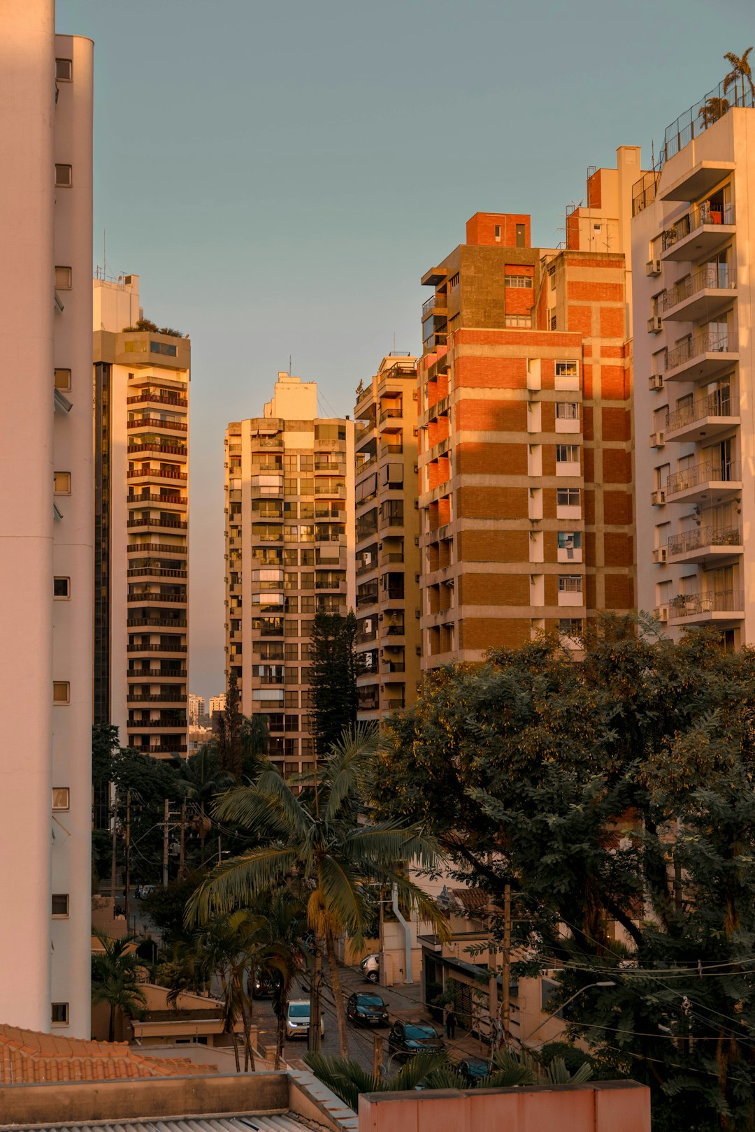 Unidades externas de ar-condicionado em varanda ao entardecer