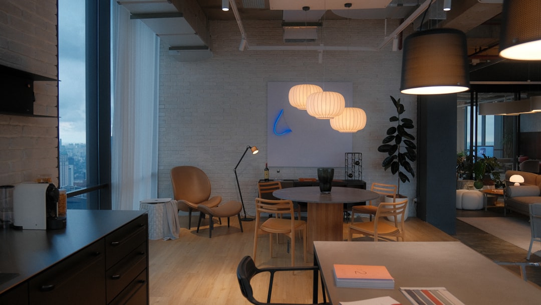 Modernes Büro mit flacher Hierarchie und offenen Arbeitsbereichen