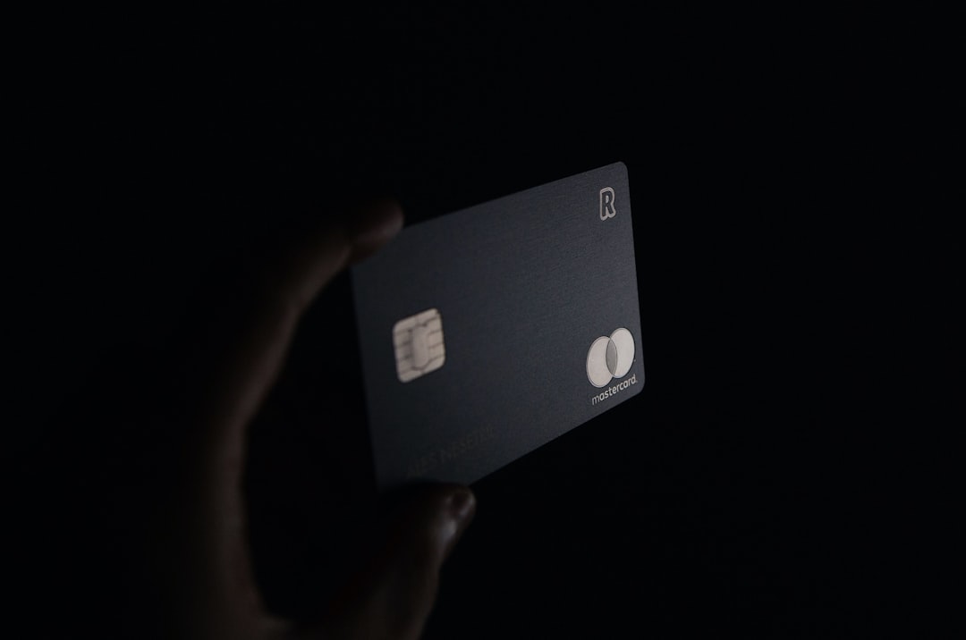 Tarjeta bancaria sobre superficie oscura con iluminación dramática