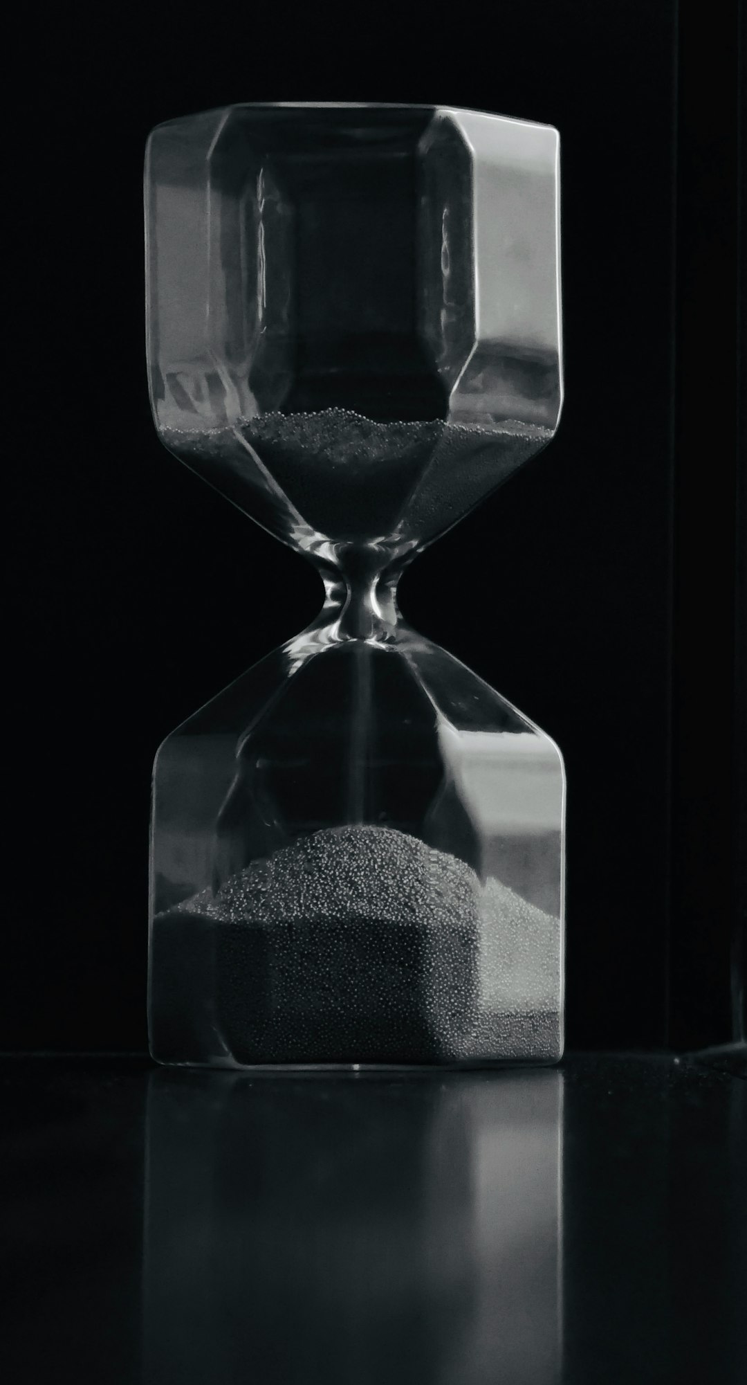Hourglass with flowing sand symbolizing AI knowledge decay