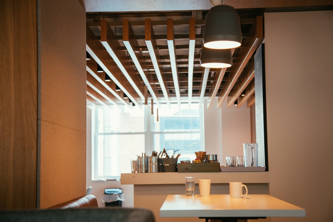 Kafe urban bergaya minimalis dengan cahaya sore yang hangat