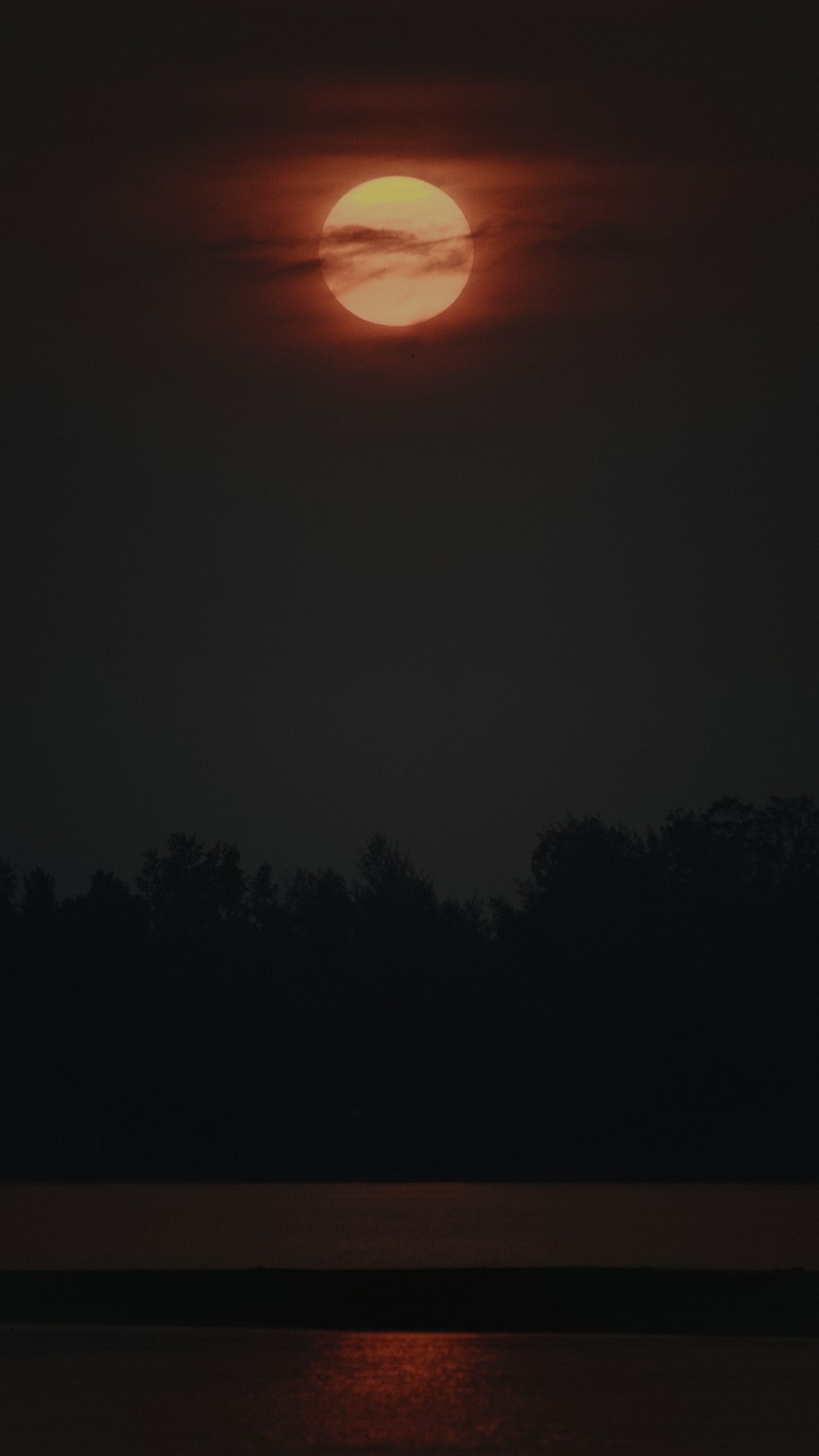 Bulan purnama dan pantulannya di danau tenang