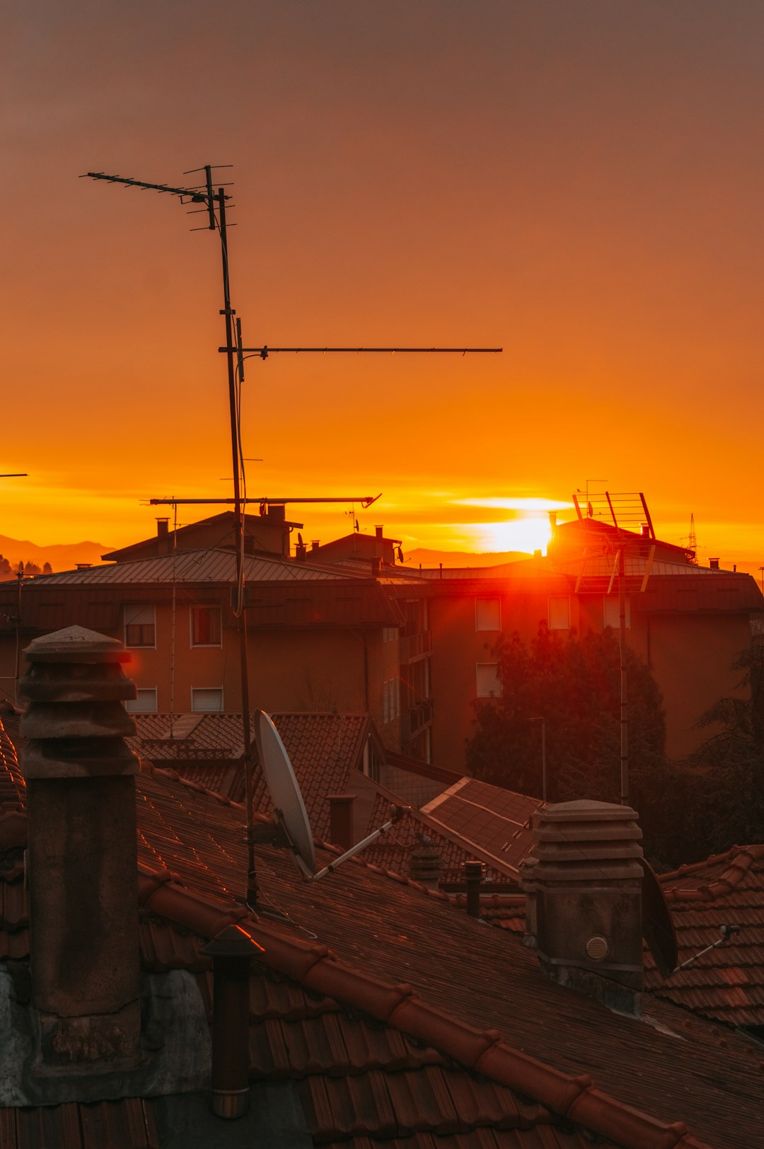 Maison avec panneaux solaires au coucher du soleil