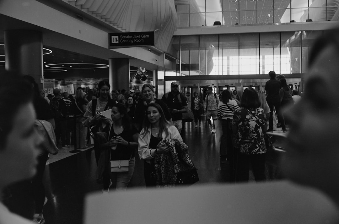 Seseorang memakai headphone ANC di bandara ramai
