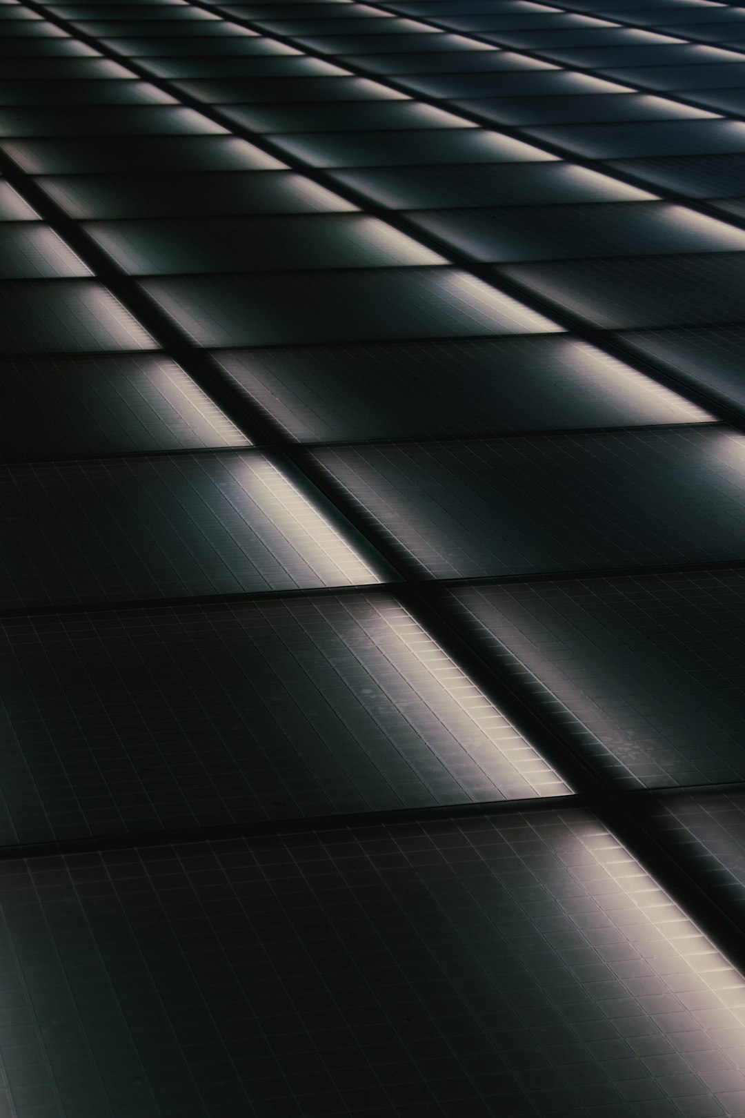 Panel solar con reflejo de luz intensa en borde