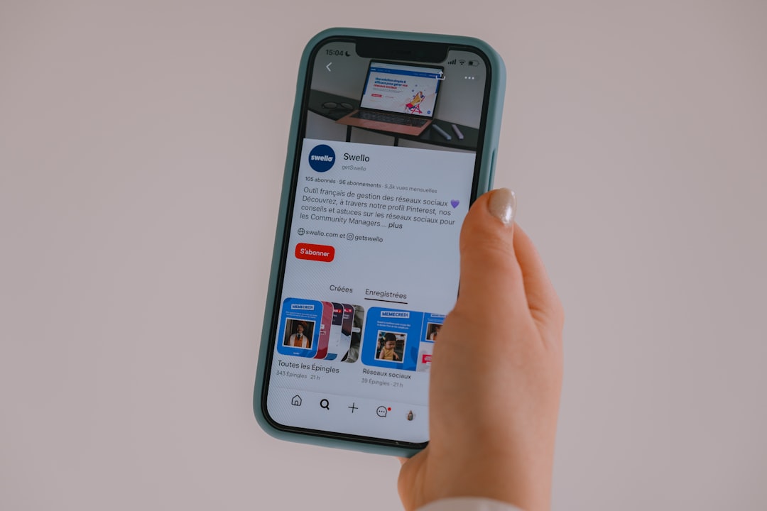 Tangan memegang smartphone dengan efek visual dingin