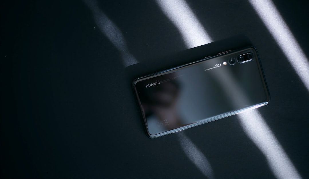 Smartphone dengan visualisasi distribusi panas di panel belakang