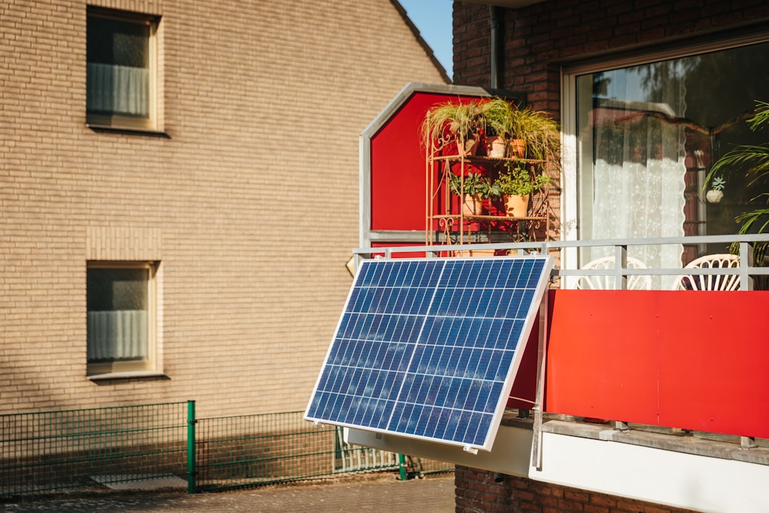 Fachada de edificio con múltiples balcones y placas solares