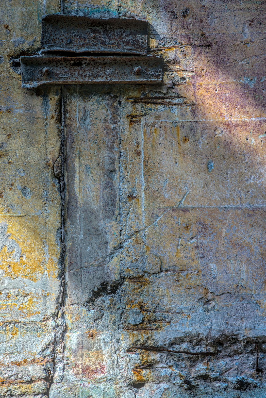 Mur de prison en pierre altérée avec peinture écaillée et rouille