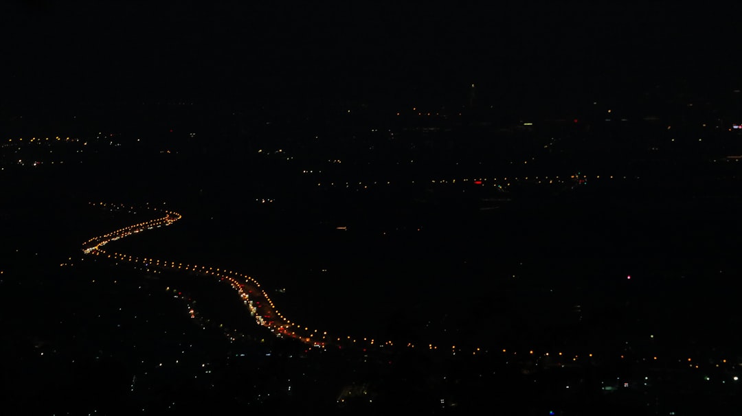 夜空に幾何学模様を描く数百機のドローン群
