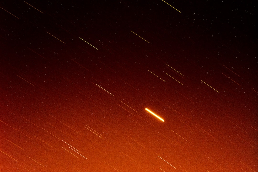 Meteor melintasi atmosfer Bumi di malam hari