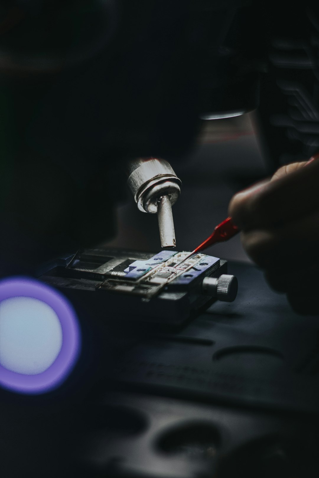 Remplacement de batterie de smartphone à la main