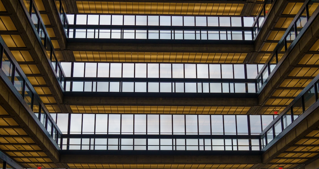 Grand atrium vitré avec condensation et lumière dorée
