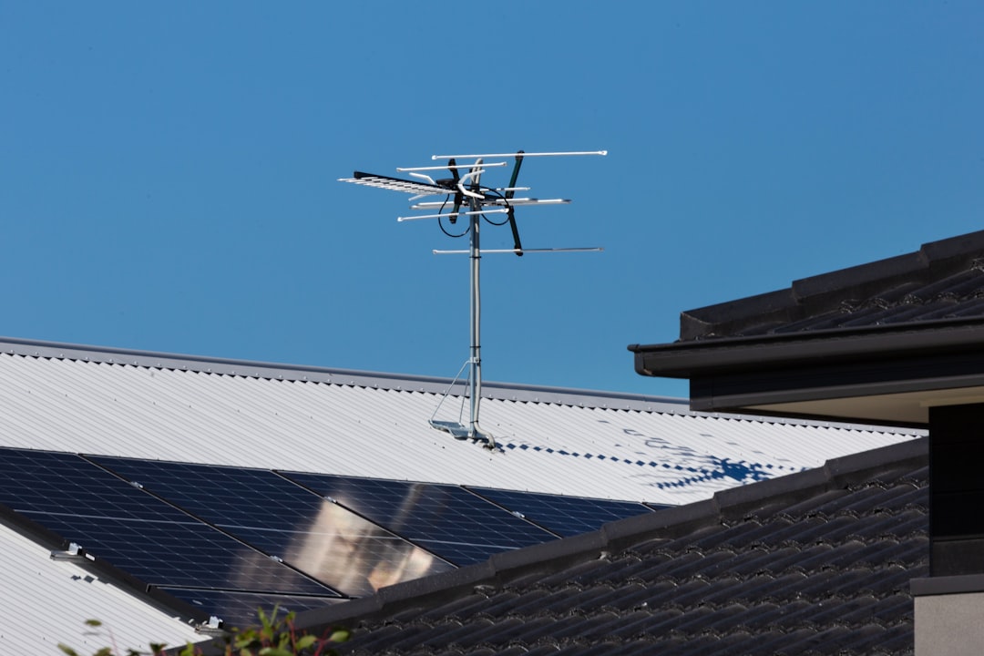 Solaranlage auf Hausdach bei Sonnenschein