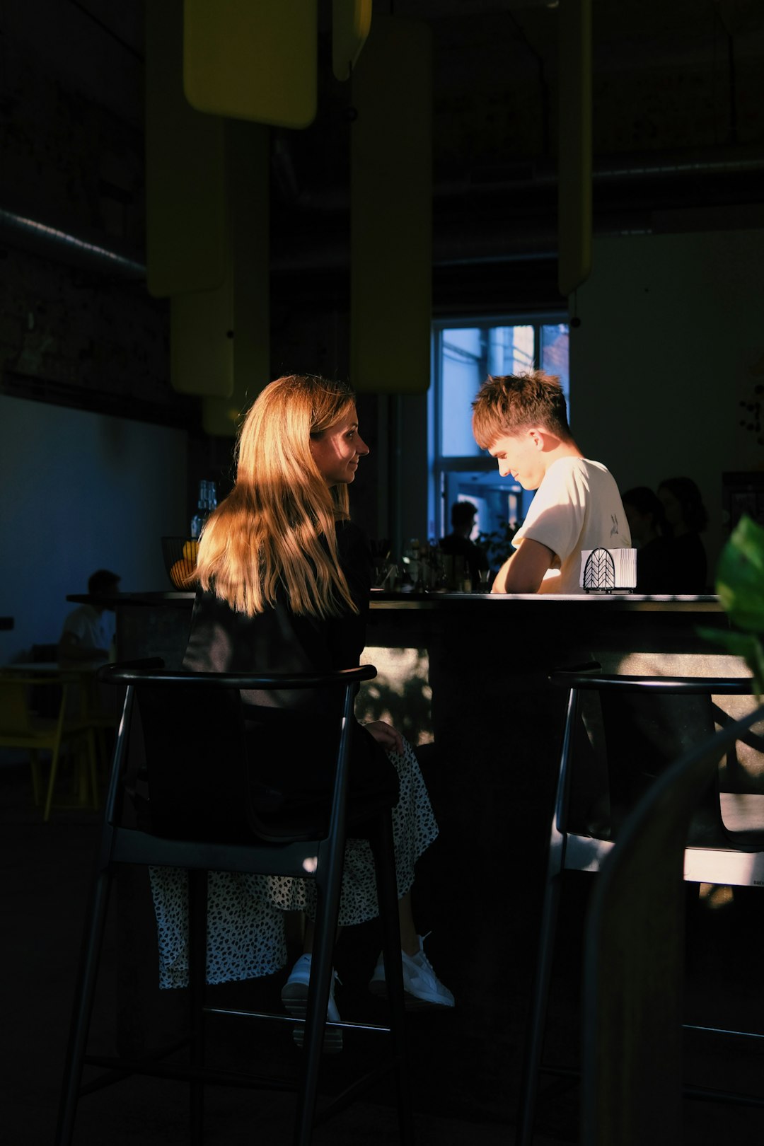 Two people having a meaningful conversation at a cafe