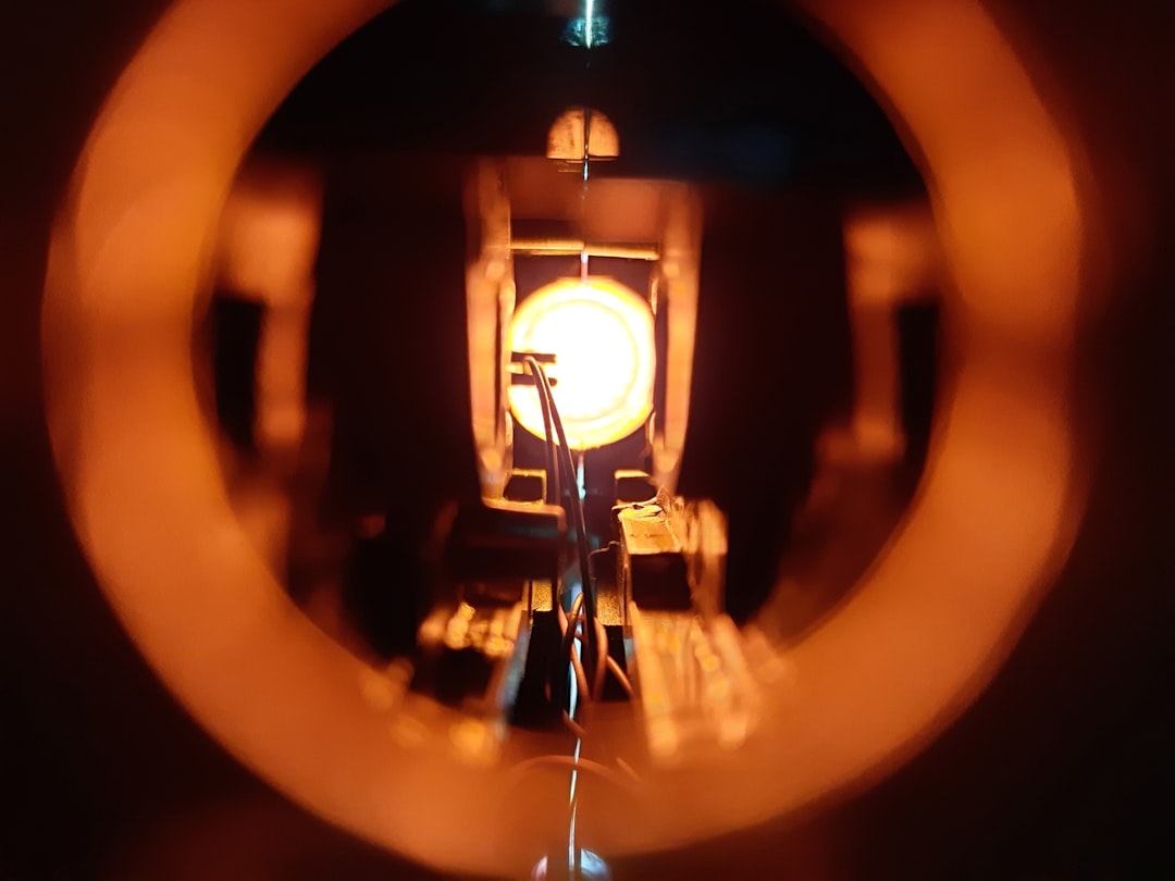 Interior reaktor fusi nuklir tokamak dengan plasma bercahaya