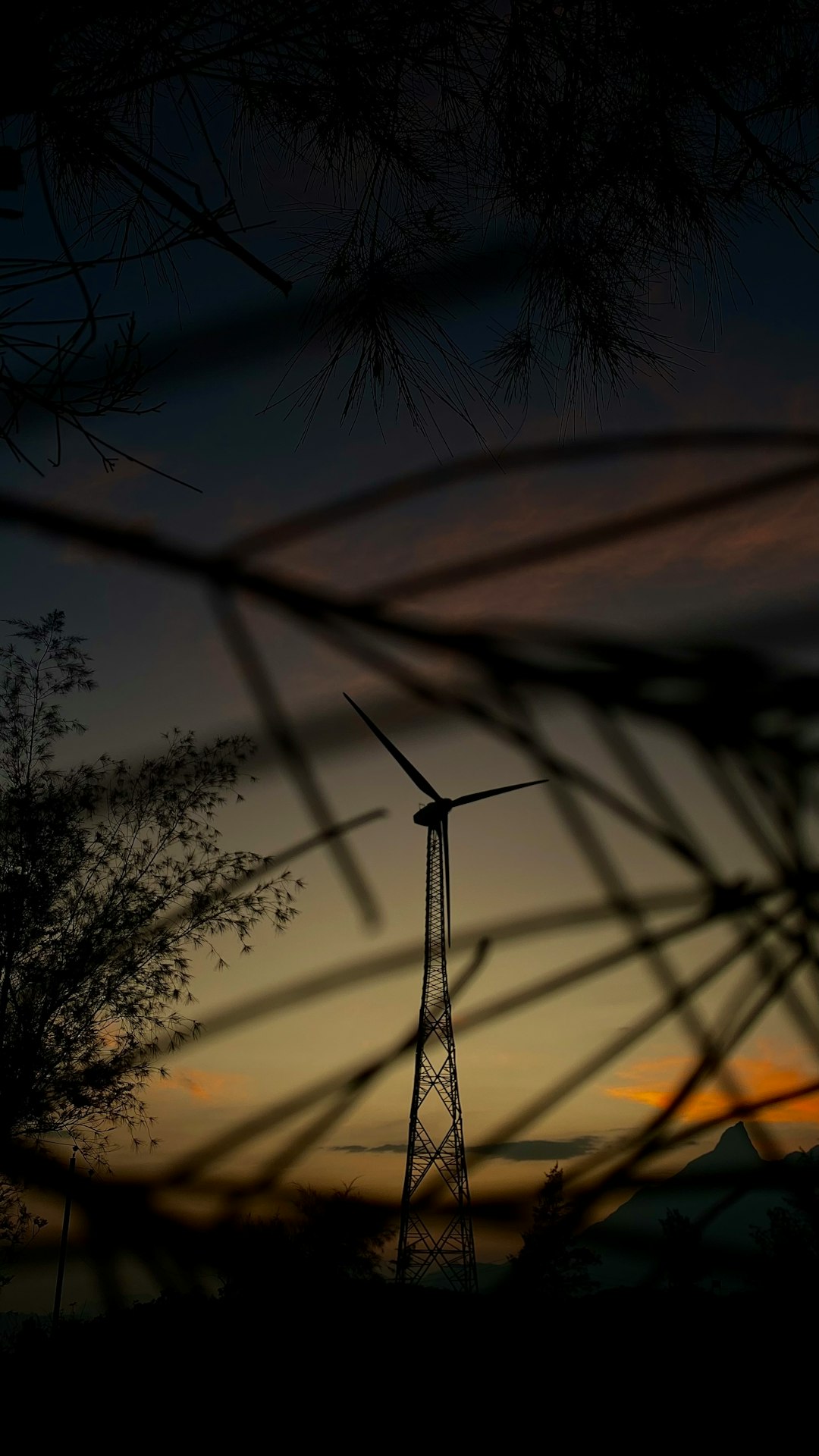 Stehende Windkraftanlage im Winterzwielicht
