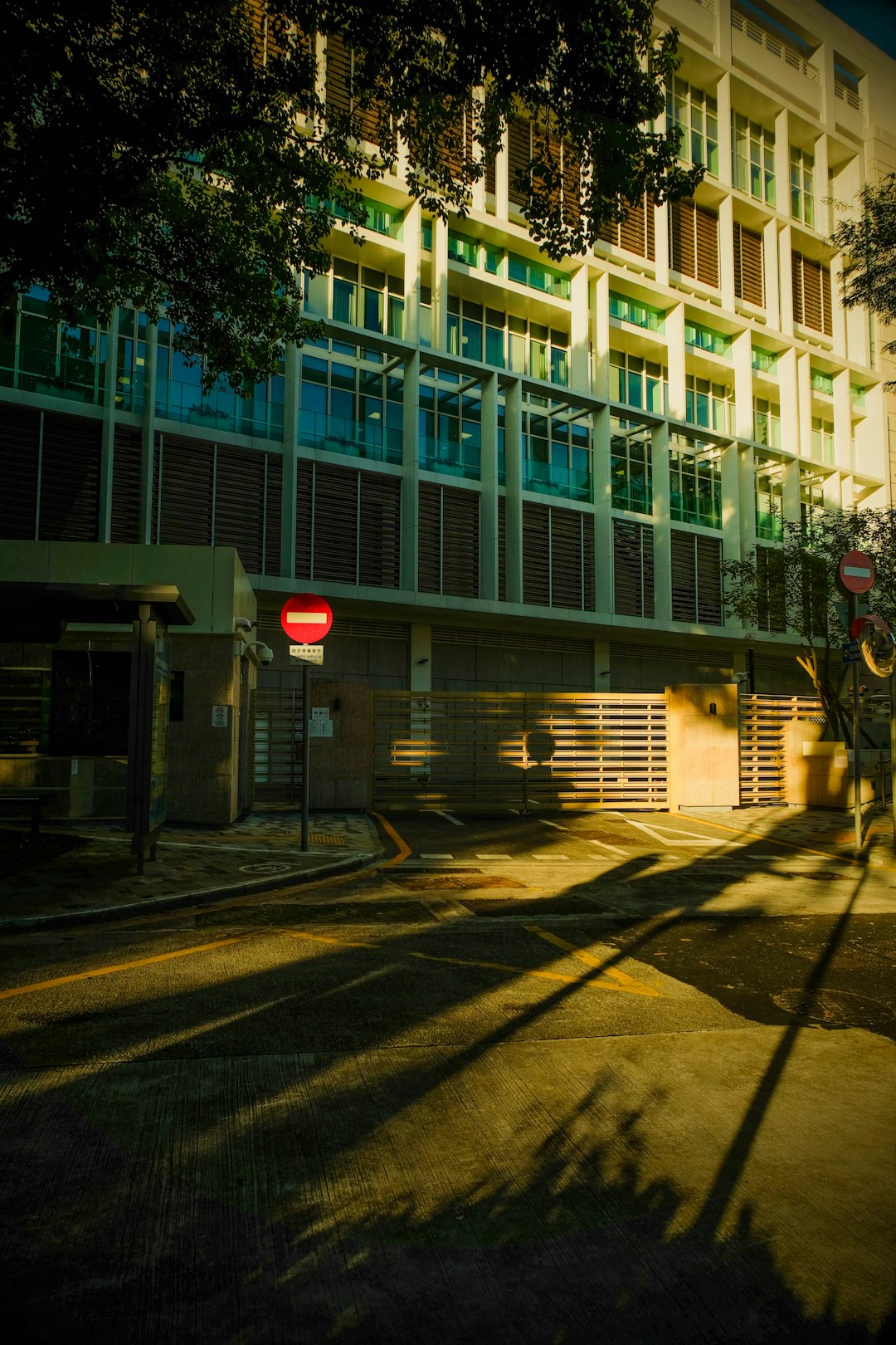 Trabajadores saliendo de oficina al atardecer urbano