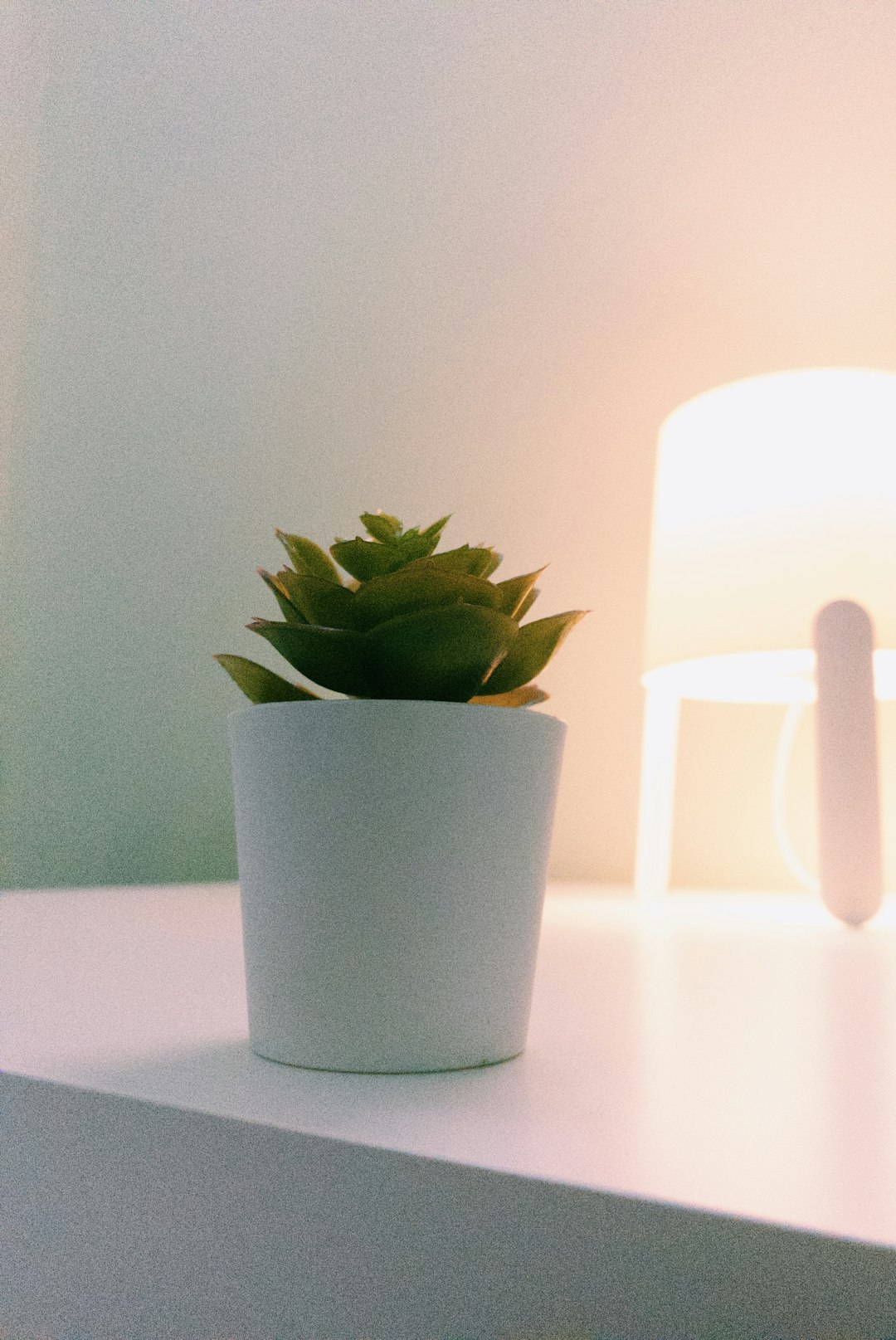 Bureau minimaliste éclairé à la lampe en fin de journée