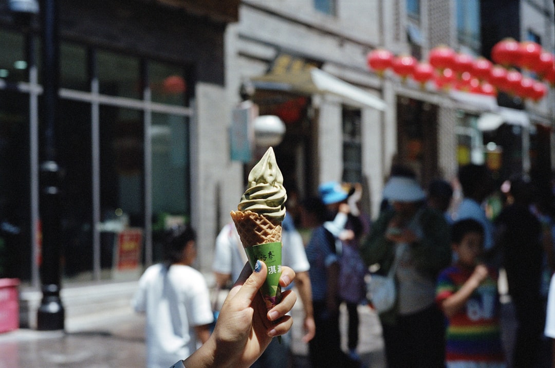Seseorang memegang es krim sambil meringis kesakitan