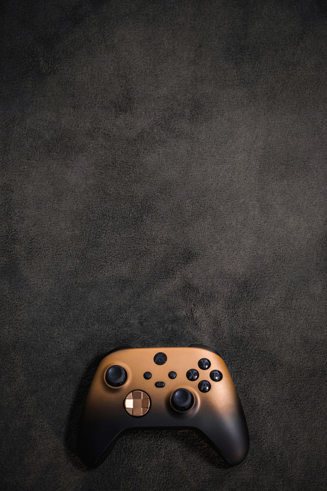 Manette usée avec stick analogique incliné sur fond sombre