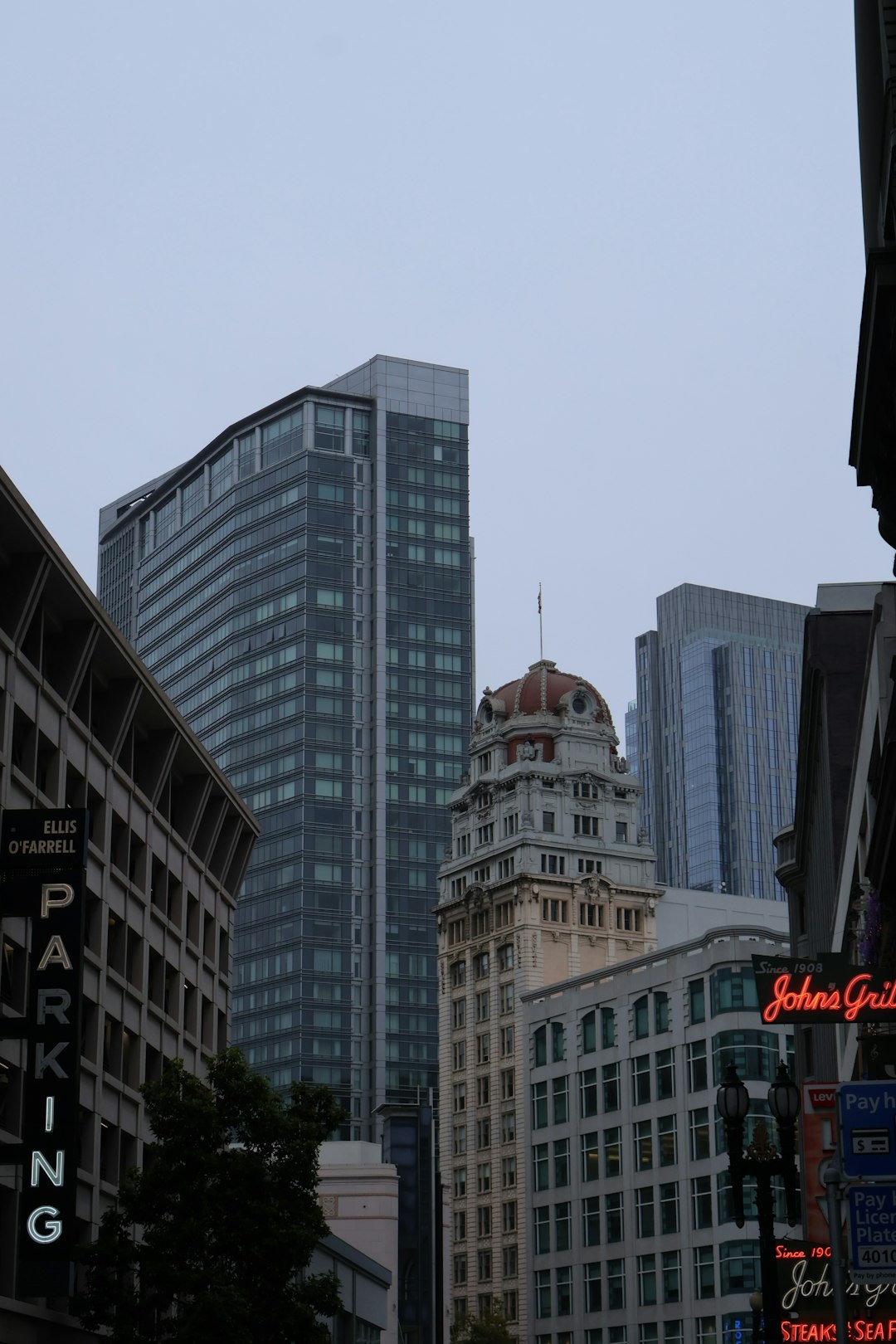 Gedung bank modern di pusat kota Indonesia