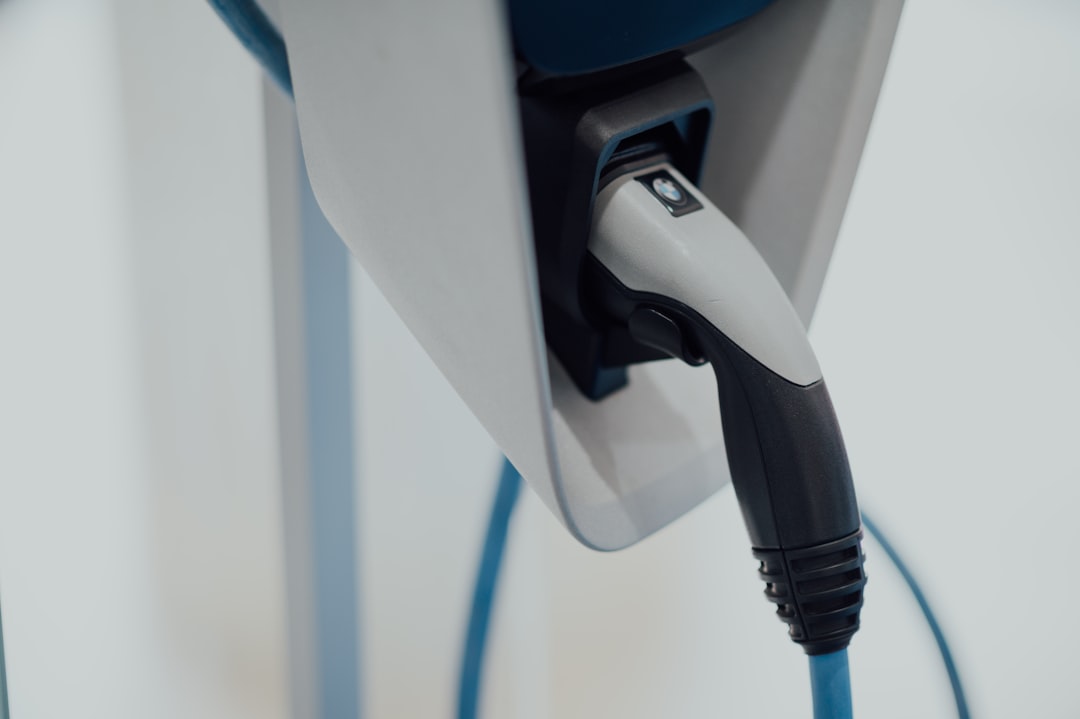 Kabel pengisian daya mobil listrik melingkar rapi