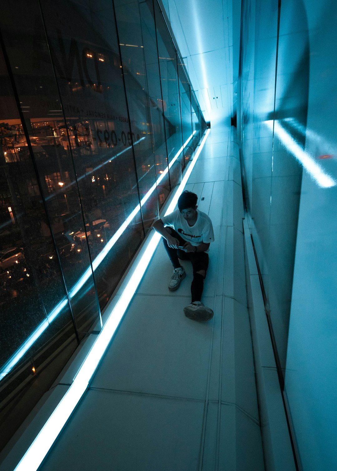 Einzelperson blickt auf futuristische Stadt bei Dämmerung