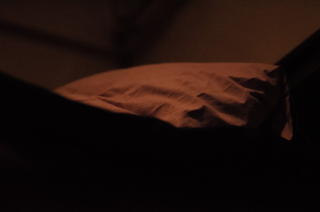 Travesseiro levemente úmido em quarto escuro à noite