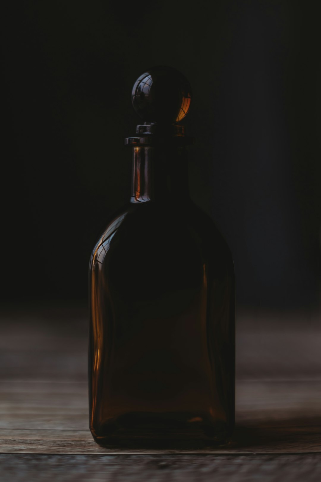 Botol parfum elegan dengan pencahayaan dramatis