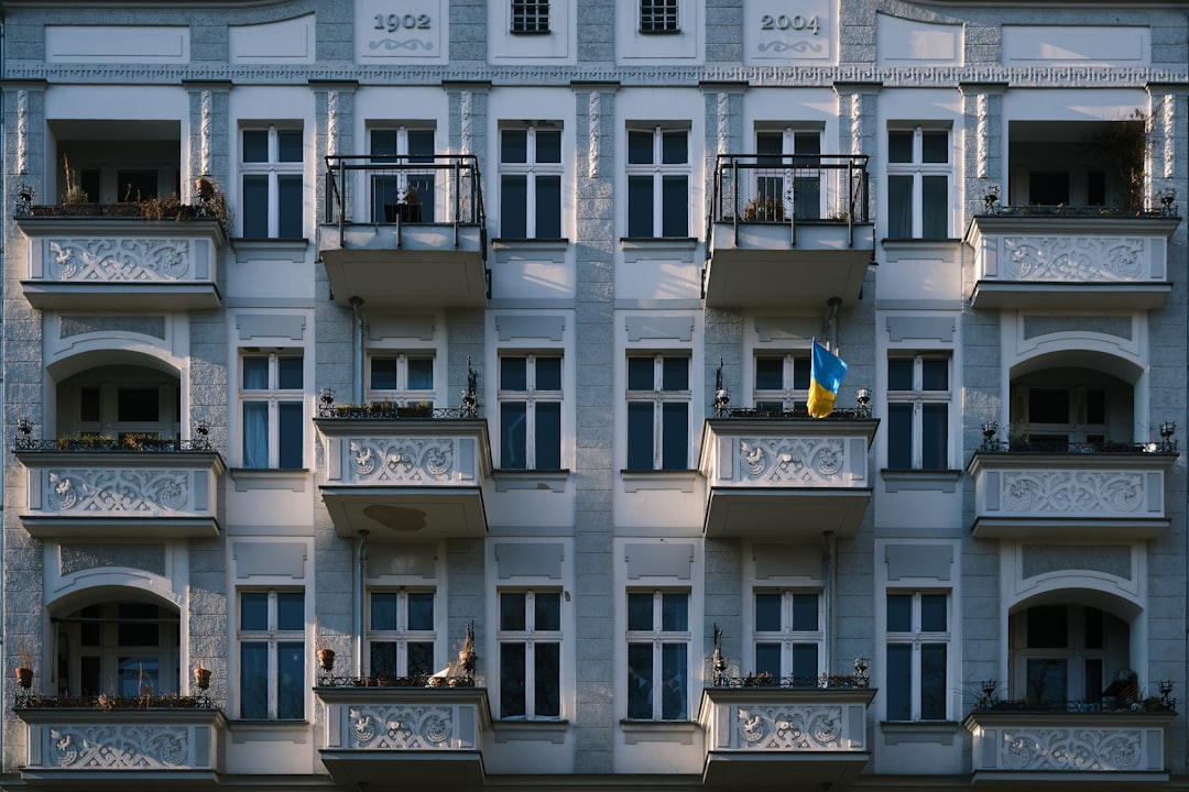 Europäisches Wohngebäude mit offenen Fenstern im Sommer