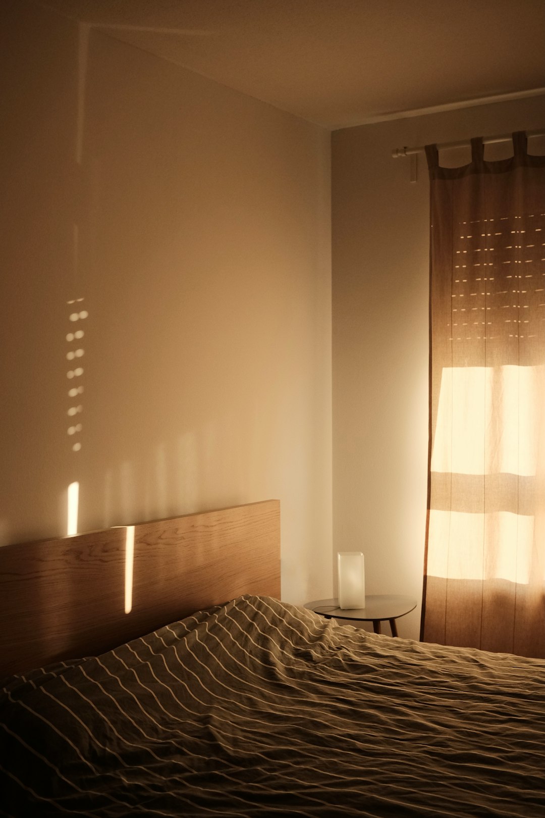 Kühles Schlafzimmer mit geschlossenen Holzläden im Sommer