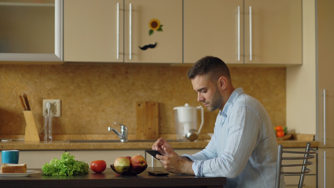 Personne inquiète tenant un smartphone à la maison