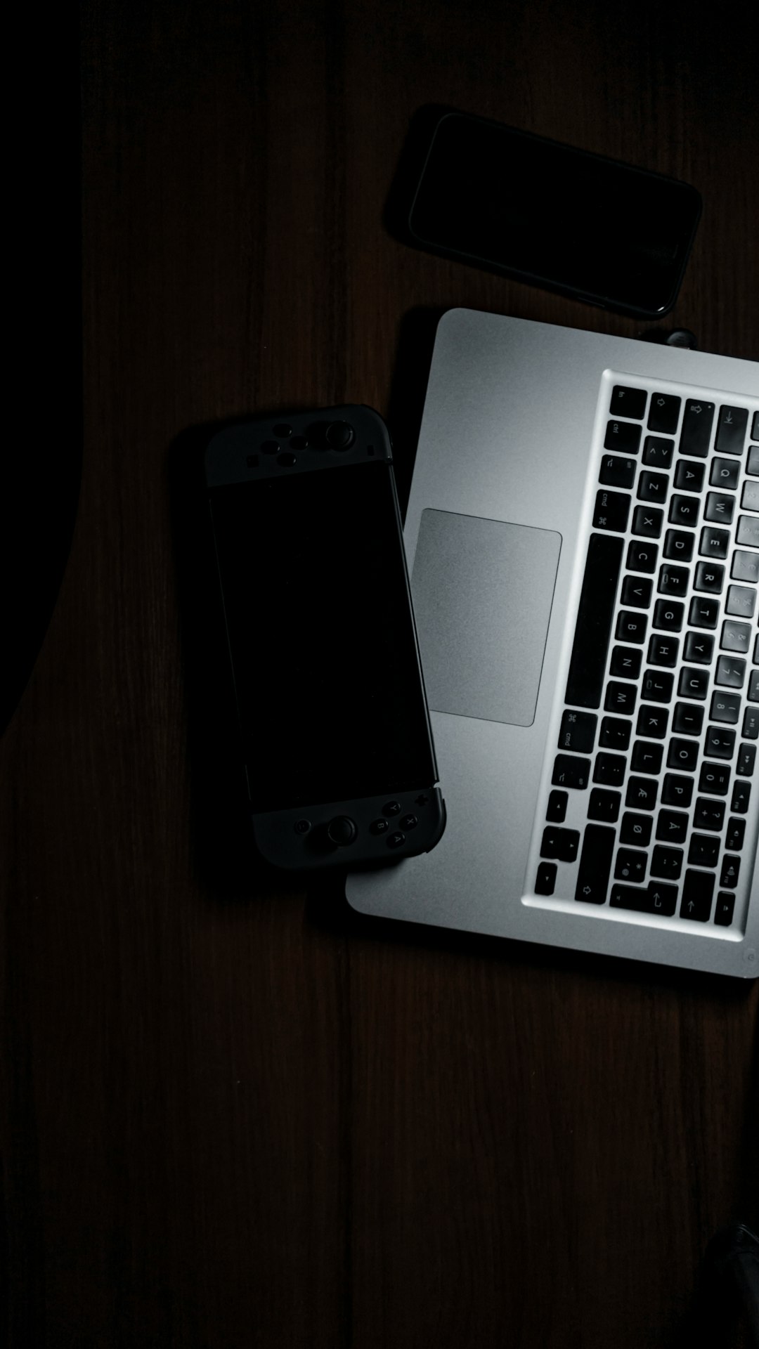 Smartphone dan laptop dengan simbol keamanan digital