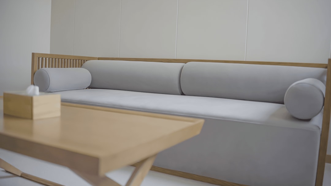 Ruang tamu minimalis terang dengan furnitur sederhana