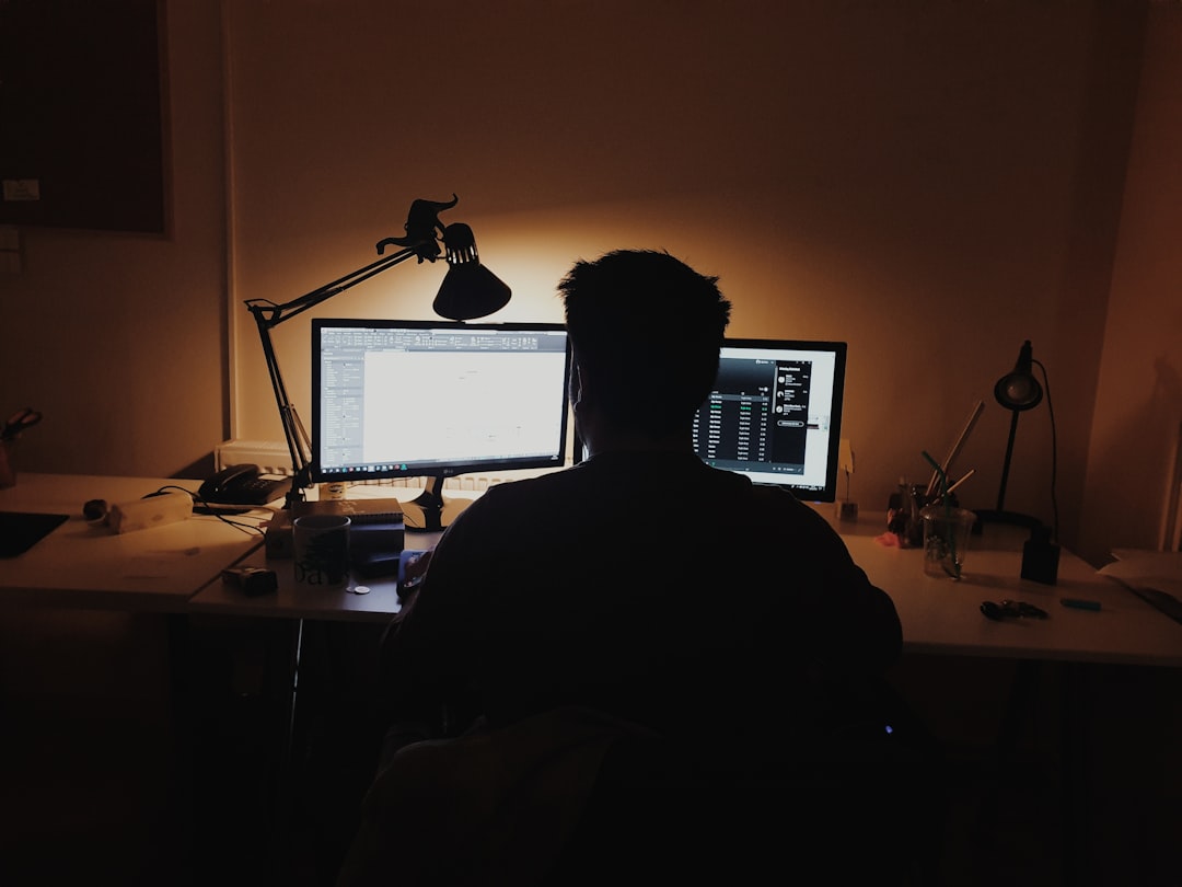 Développeur travaillant sur Linux dans une pièce sombre