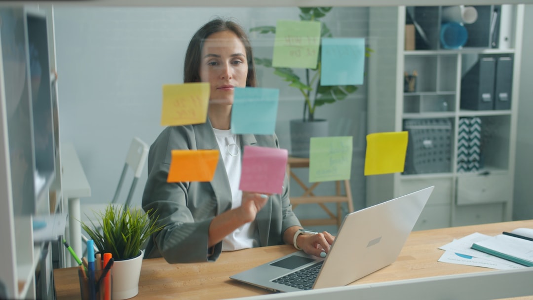 Pessoa organizando compras online em home office