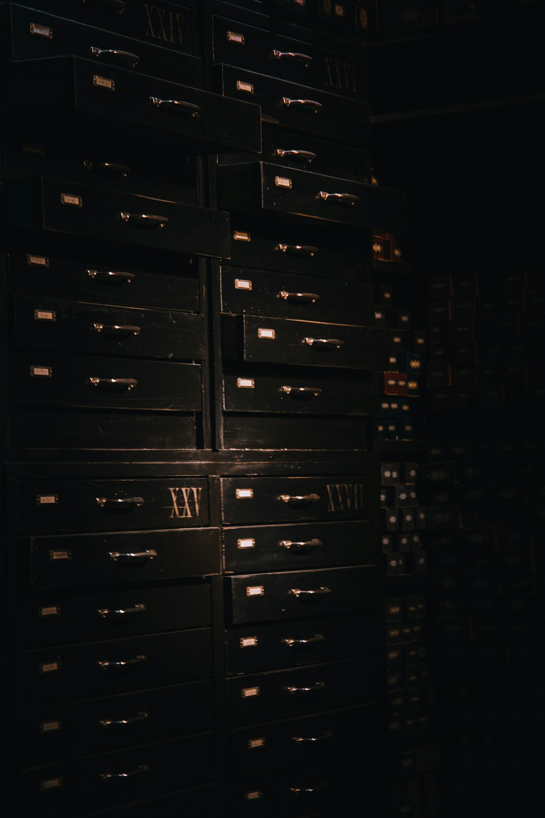 Beleuchtetes Server-Rack im dunklen Rechenzentrum